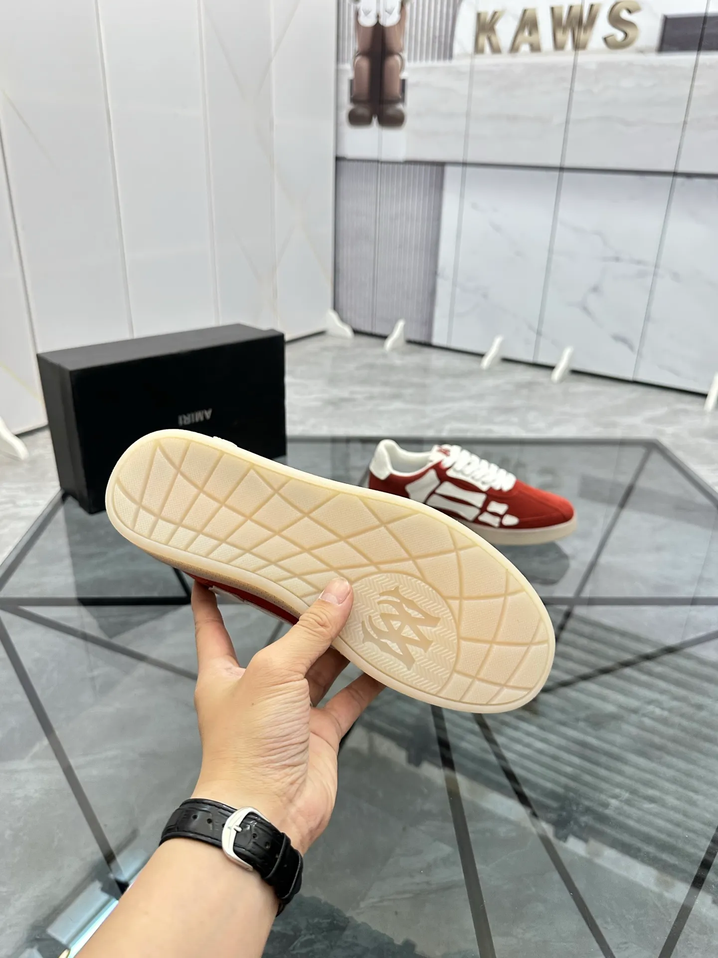 Men's shoes: 💰P420¥ Product trademark: AMIRI* "Amir*" low-top casual shoes Regular size: 38-45 (can be customized to 46) Product material: imported nubuck leather upper, breathable lining, original outsole. Number: 001